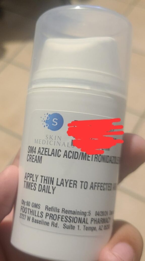 Sm4 Azelaic Acid serum bottle